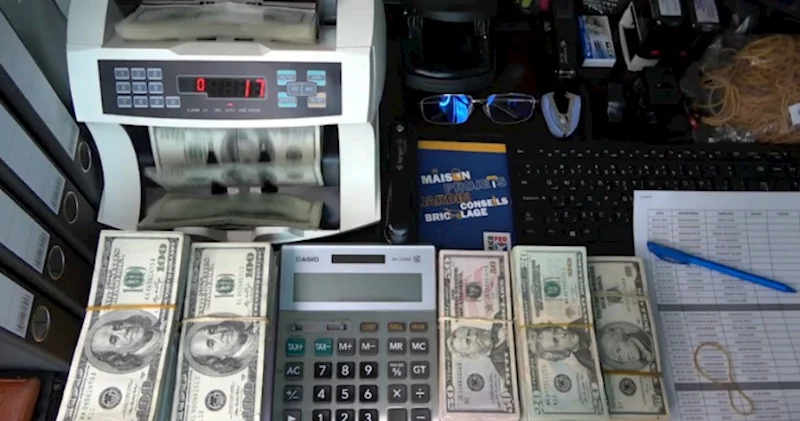 DİQQƏT! Banklar belə dollarları qəbul etmirlər VİDEO