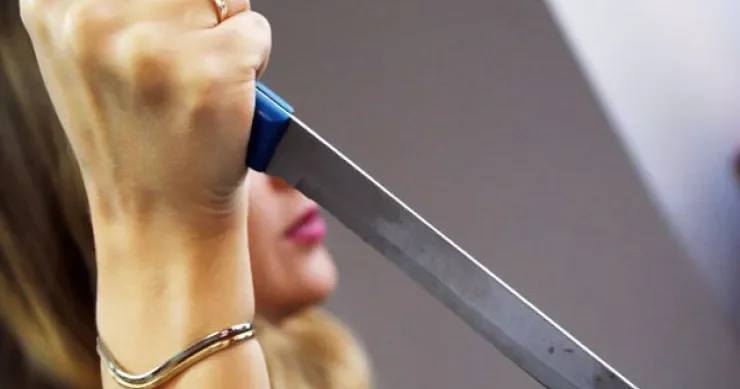 Qız rəfiqəsi ilə birgə anasını öldürdü