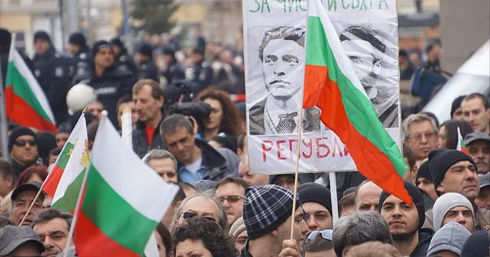 Bolqarıstan minlərlə insan ayağa qalxdı, ölkə alovlandı Hökumət geri çəkildi, həbslər var (FOTOLAR)