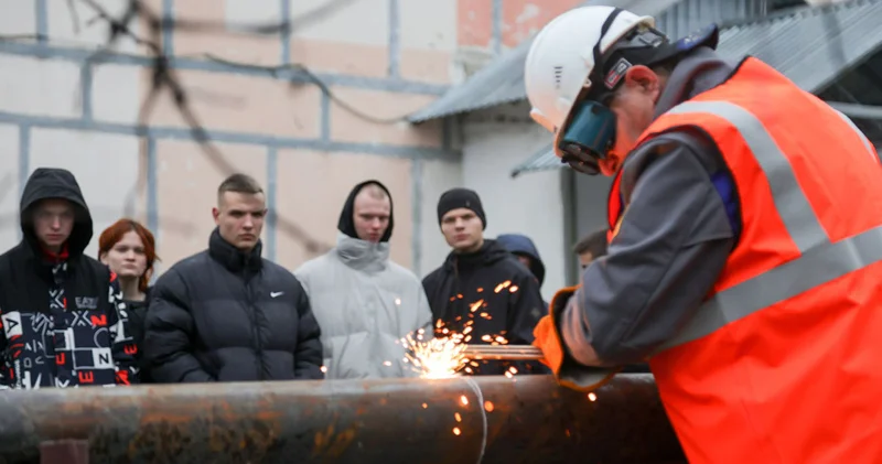 Rusiya hökuməti rusiyalıları dərzi və qaynaqçı işləməyə səslədi Texnoloji liderlik