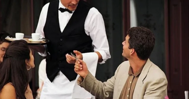 Bakıda müştəri hesabı ödəmədi, ofisiant maşınını yandırdı Qanun nə deyir? İDDİA