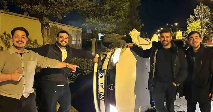 Sürücü qəza törədib qaçdı; sakinlər aşan maşınla şəkil çəkdirdi FOTO