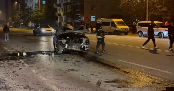 İşıq dirəyinə dəyən “BMW” 200 metr sonra dayandı Sərxoş sürücü polislə dalaşdı VİDEO