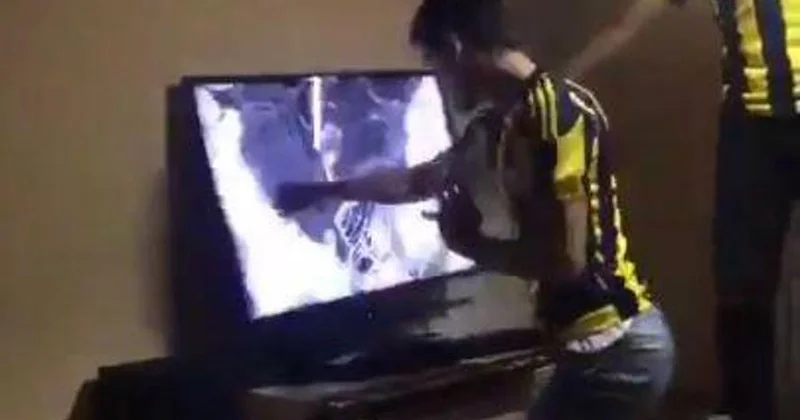 Fənərbağça lı azarkeş əsəbiləşib televizoru qırıq qırıq etdi VİDEO