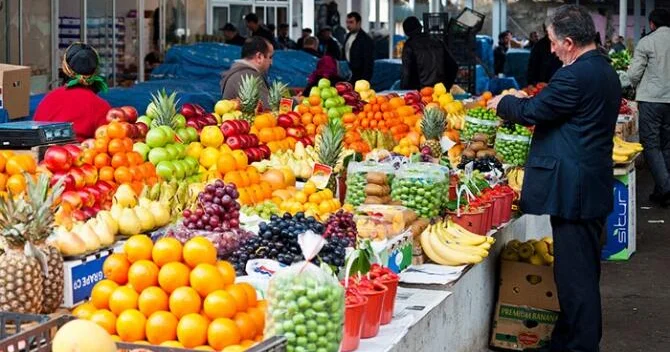 Bakıda bazarda 200 manata meyvə satılır