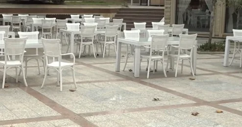 В Баку ресторан занял часть парка под террасу: жители возмущены