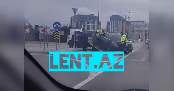 Bakıda Mercedes qəza törətdi VİDEO