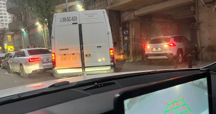 Kompleksin girişində park edilmiş yük maşını sürücüləri dəqiqələrlə gözlətdi VİDEO