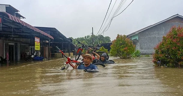 Свыше 800 погибших и сотни пропавших в результате наводнения в Индонезии