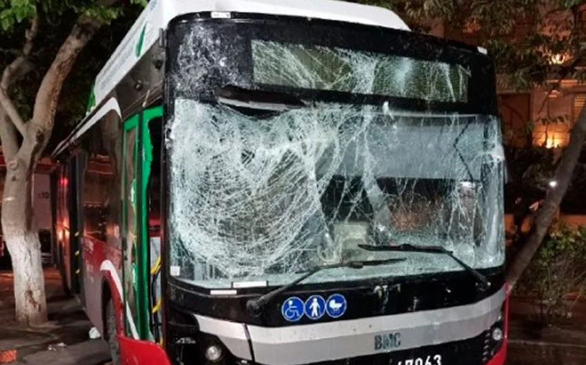 Bakıda dəhşətli qəza: sərnişin avtobusu maşına çırpıldı ÖLƏN VAR (YENİLƏNİB)