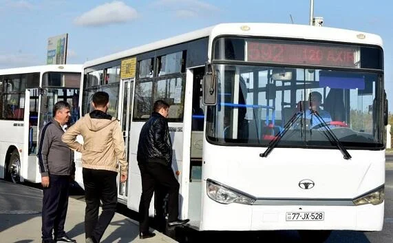 Şüşəsi skotçlanmış avtobus: AYNAdan reaksiya Foto