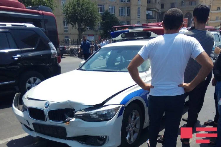 Bakıda polis maşını ağır qəzaya düşdü Video