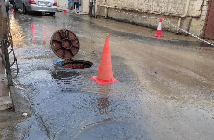 Bir il yarımdır ki, kanalizasiya suları küçəyə axır Bakının bu ərazisində + VİDEO