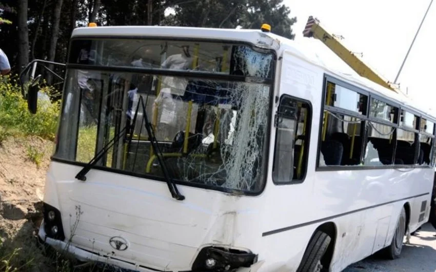 Bakıda avtobus qəzaya uğrayıb, bir nəfər ölüb