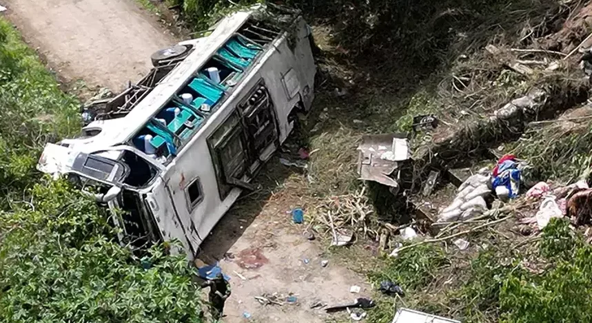 Bu ölkədə turistləri daşıyan avtobus uçuruma yuvarlandı, çox sayda ölü var Foto