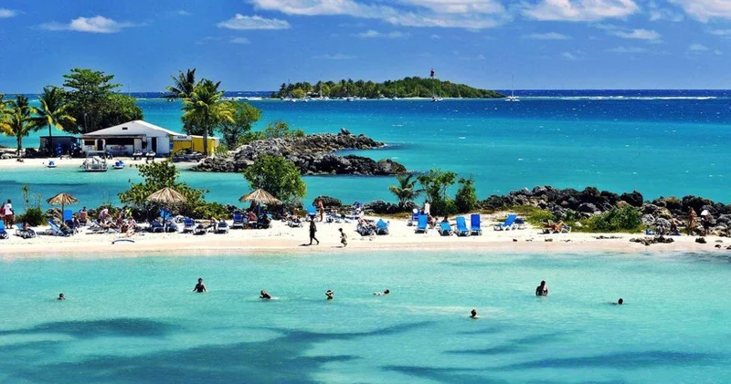 Тысячи туристов не могут выехать с Карибских островов