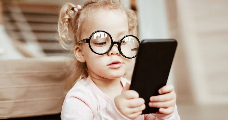 Smartfonlar gözlər üçün zərərlidir: oftalmoloq xəbərdarlıq edir