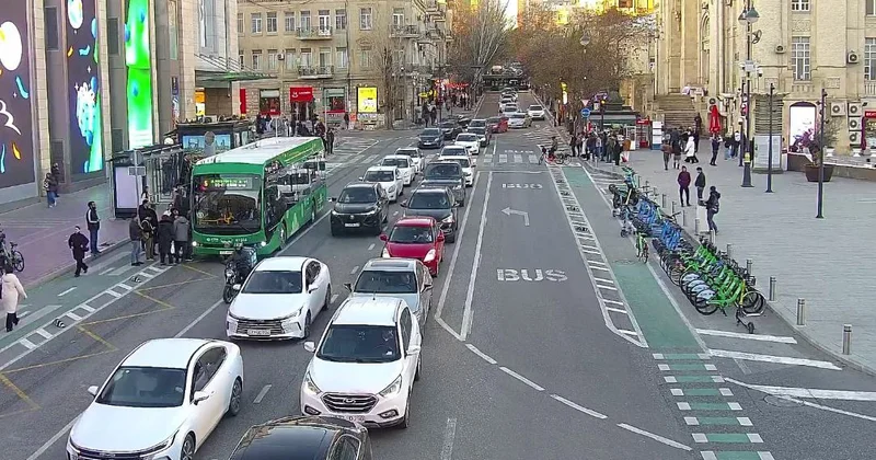 Tətilin son gününü Bakı tıxacla başa vurur SİYAHI