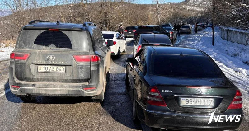 Гололед парализовал движение на Агсуинском перевале ФОТО