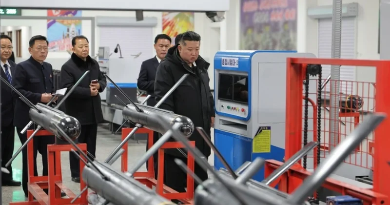 Kim Çen In hərbi fabrikə baş çəkib və silah istehsalına baxış keçirib