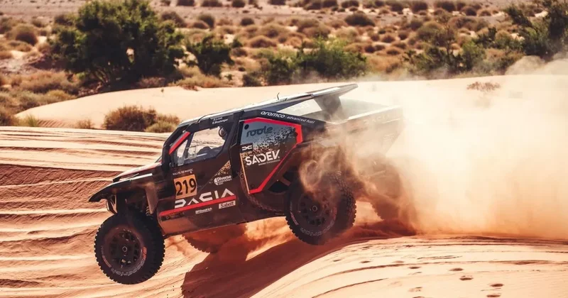 “Dakar”da emosional anlar: pilot çevrildikdən sonra avtomobilini təpiklədi VİDEO