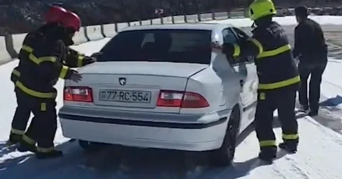 Xocalıda yollar buz bağladı: Avtomobildə köməksiz vəziyyətdə qalan şəxs xilas edildi