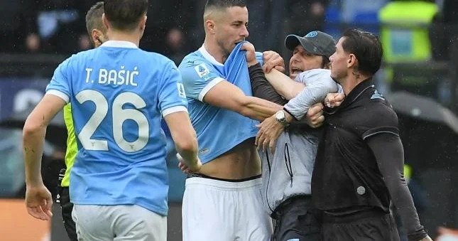 A seriyasında gərgin anlar: 3 qırmızı vərəqə, 2 qol