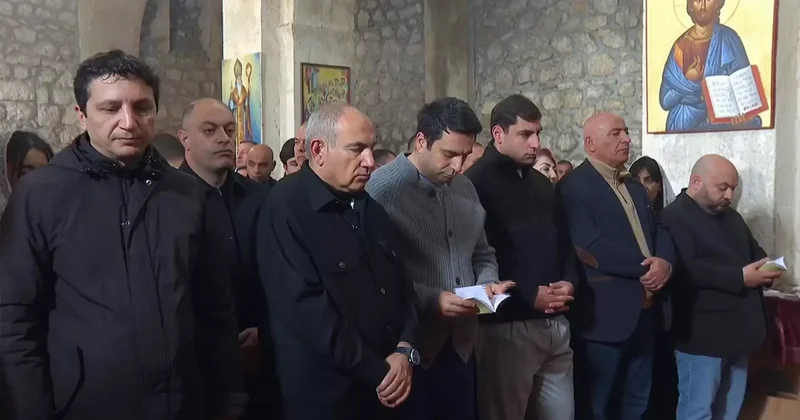 Пашинян подписал дорожную карту по обновлению Армянской церкви