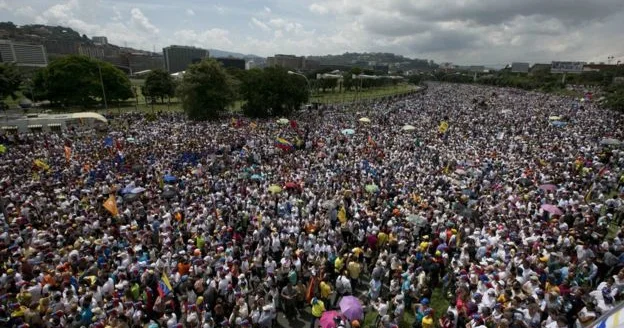 Venesuelada xalq küçələrə axışdı Video