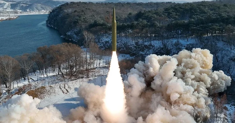 КНДР провела учения по запуску гиперзвуковых ракет