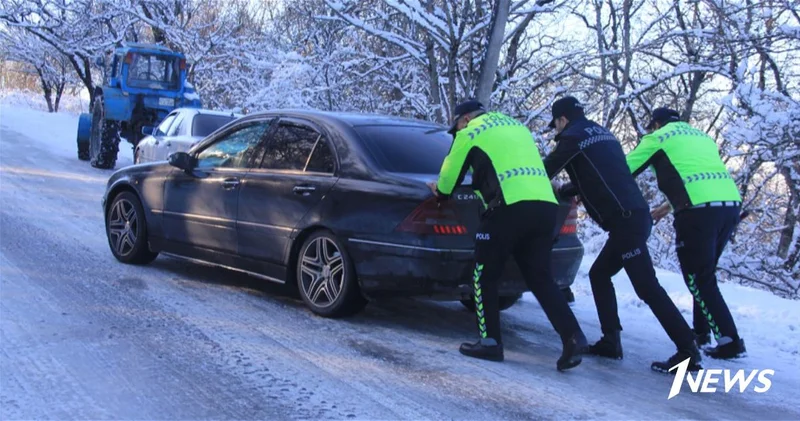 Полиция оказывает помощь водителям, застрявшим на Агсуинском перевале ФОТО ОБНОВЛЕНО