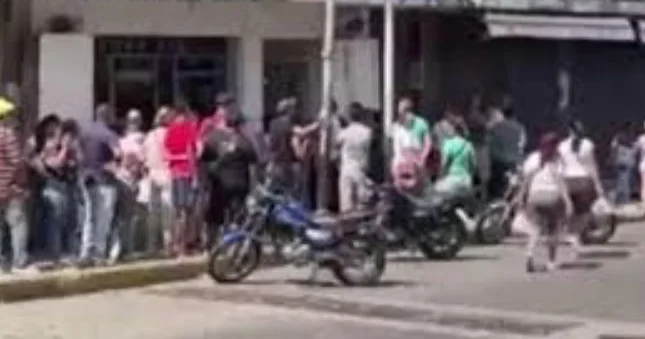 ABŞ nin hücumudan sonra küçələrdə panika venesuelalılar supermarketlərə axışır