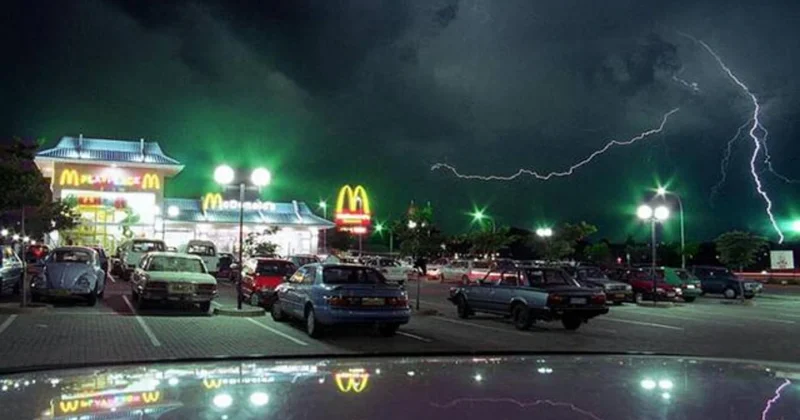 В ЮАР от удара молнии погибли два человека и еще около 150 пострадали
