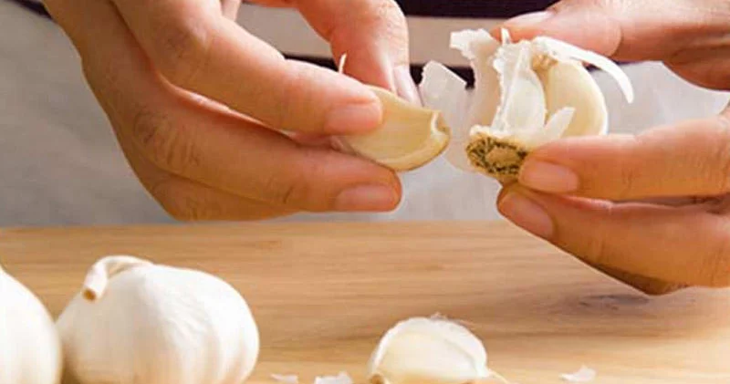 Allergiyanı yüngülləşdirmək üçün sarımsaq bal qarışımı