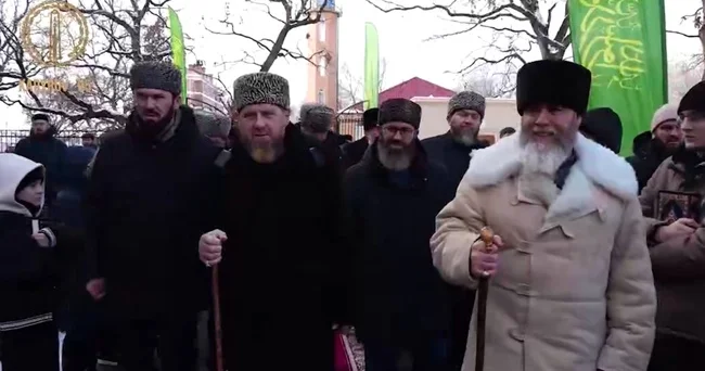 Kadırov əsa ilə gəzir GÖRÜNTÜ