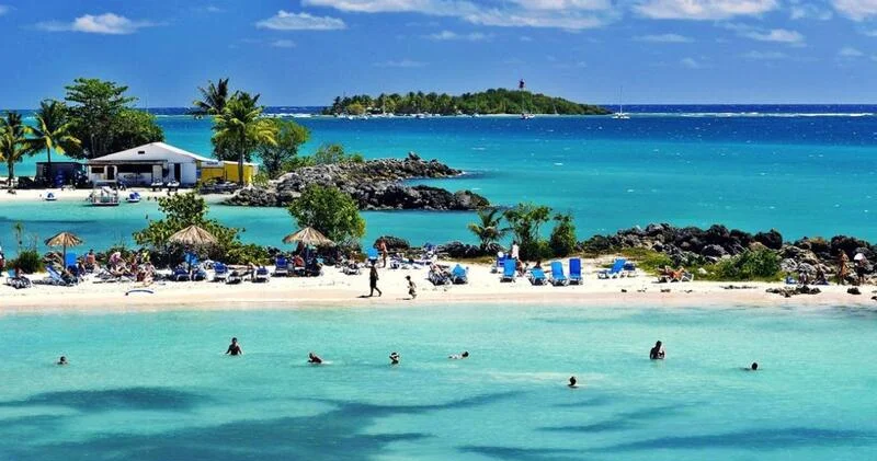 Minlərlə turist Karib adalarından çıxa bilmir