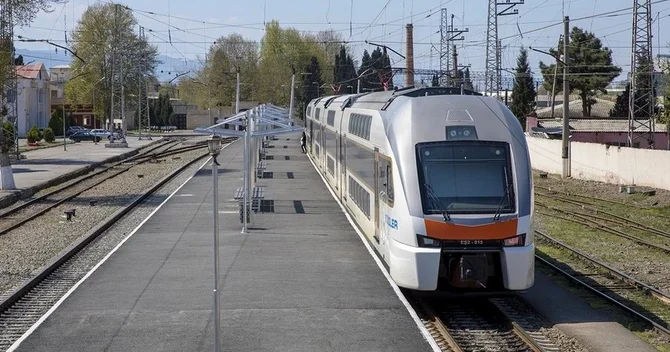 Bakı Gəncə qatarında gediş haqqı müvəqqəti azaldılıb