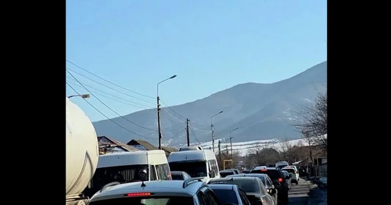 На армяно грузинской границе образовался пятикилометровый затор