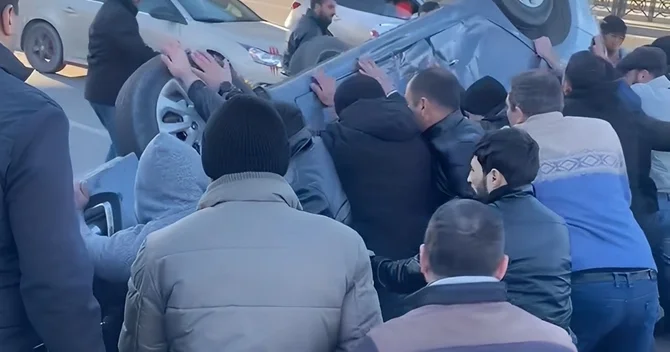 Metronun Koroğlu stansiyası yaxınlığında avtomobil aşdı