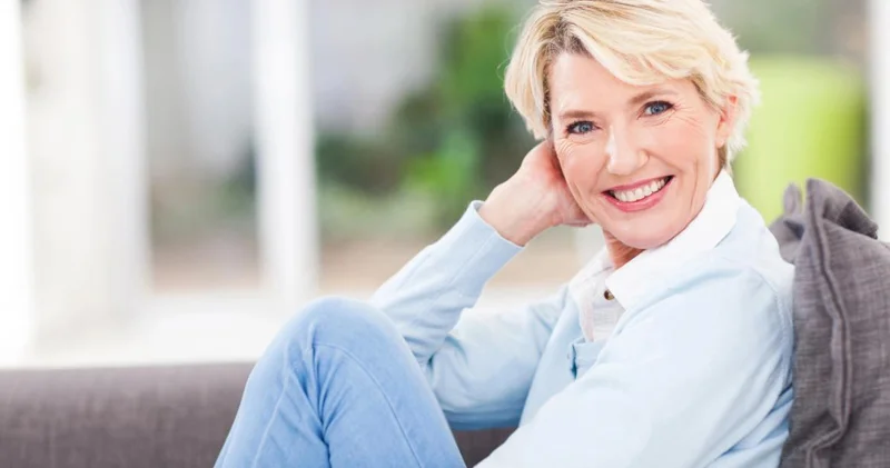 60 yaşdan yuxarı qadınları daha yaşlı göstərən 8 qarderob səhvi