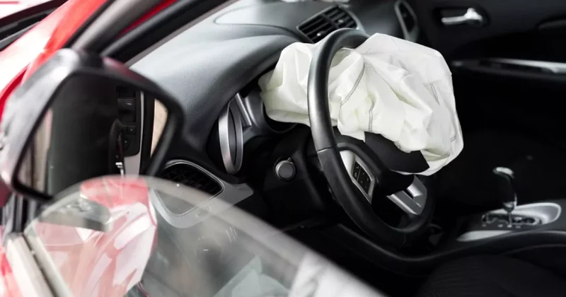 В Огузе автомобиль врезался в дерево: пострадали три члена одной семьи