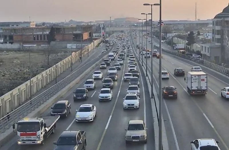 Yollar yenə tıxaclıdır Siyahı