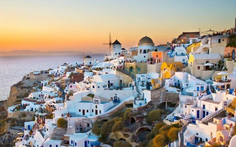 525 ci qəzet Turistlər və sakinlər kütləvi şəkildə Santorini adasını tərk edirlər