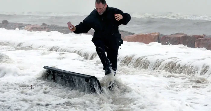 В Испании из за шторма Леонардо эвакуировали три тысячи жителей