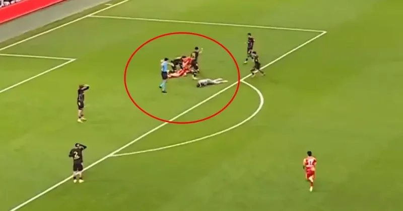 Meydançadan təcili yardımla çıxdı Qalatasaray oyununda qorxulu dəqiqələr FOTO