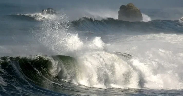 Высота волн в Каспийском море достигла 5,5 метра