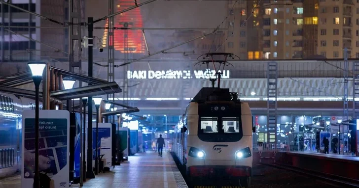 Все поезда АЖД идут по графику: меры безопансости усилены из за погоды