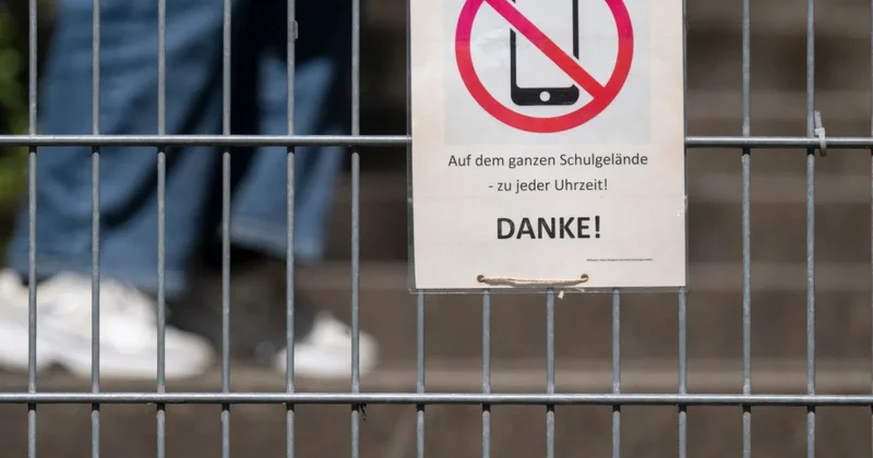 Almaniyada 16 18 yaşlı yeniyetmələrin əksəriyyəti məktəblərdə mobil telefonların qadağan edilməsini dəstəkləmir