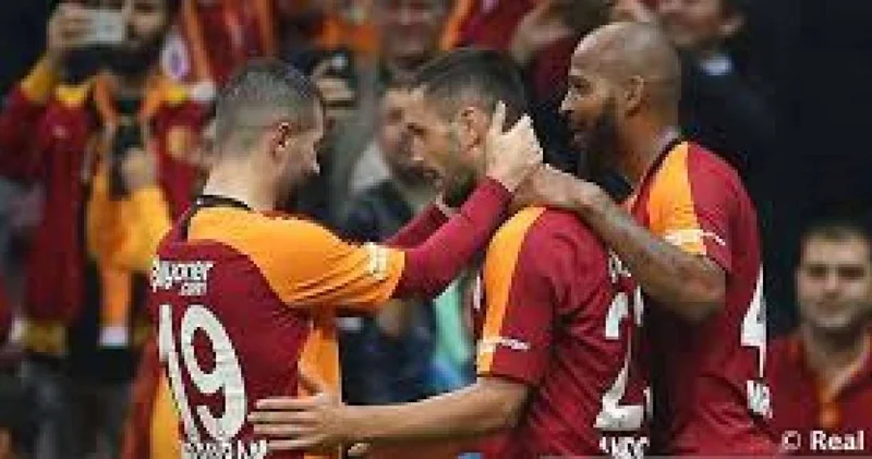 "Qalatasaray"ın oyununda dəhşətli OLAY: Oyunçular xəstəxanaya aparıldı FOTO