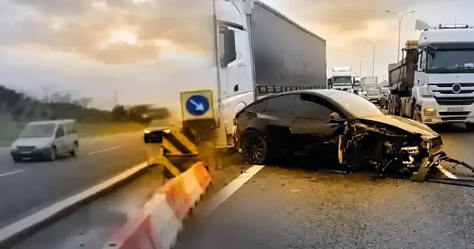 Avtopilot rejimində olan “Tesla” qəzaya düşdü Yastıqlar açılmadı VİDEO